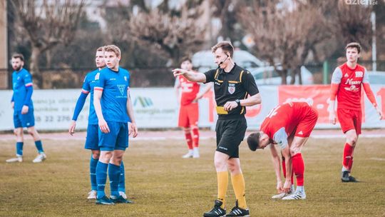 10 żółtych i dwie czerwone kartki. Tak wyglądały derby regionu, w których Pilica pokonała Broń