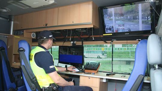 100 kierowców i 30 pieszych z mandatami