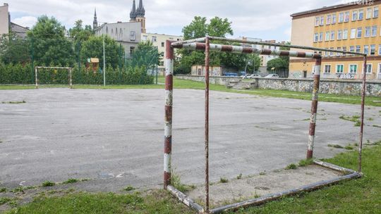 100-letnia szkoła z bardzo skromną bazą sportową!