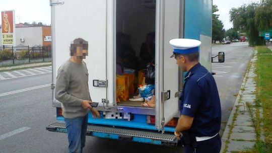 14 osób przewoził w chłodni