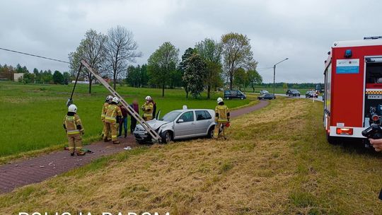 19-latka zjechała z drogi i uderzyła w słup