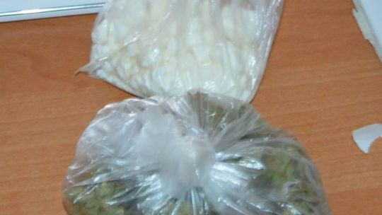 20-latek z narkotykami w rękach policji