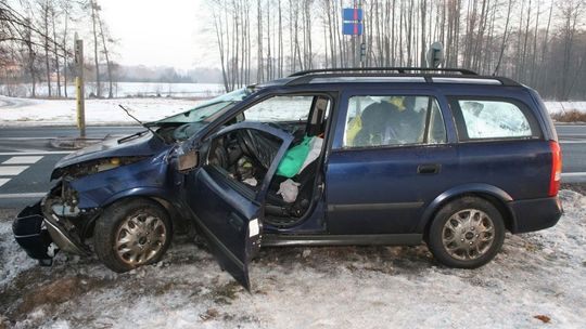33-latka wjechała w słup w Klwatce Królewskiej