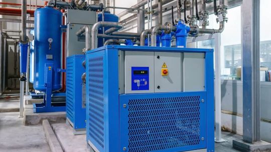 4 kluczowe parametry, na które trzeba zwrócić uwagę przy zakupie sprężarki zakładowej