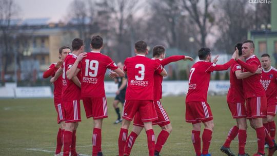 4. liga. Wpadka lidera, strzelecki popis Broni i Energii