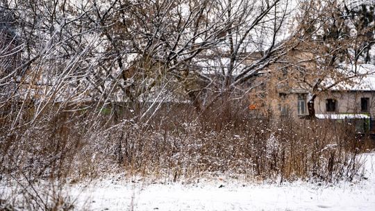 45-latek leżał na śniegu. Uratowali go dzielnicowi