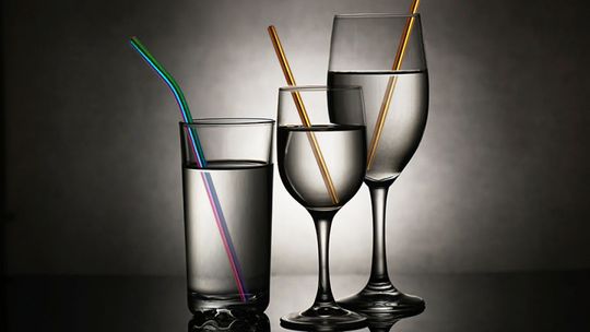 5 zalet metalowych słomek do picia