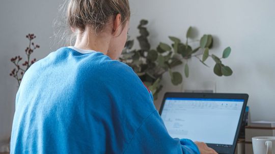 6 praktycznych wskazówek, jak napisać podanie o pracę, które wyróżni Cię na tle innych kandydatów