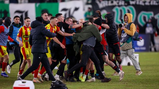 Wtargnięcie na boisko i butelka z trybun. Grzywna i zakaz stadionowy - pierwsze kary po piątkowych wydarzeniach