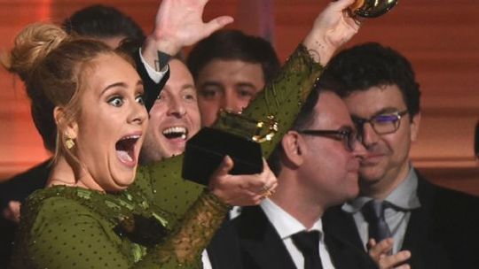 Adele: Połamała statuetkę Grammy! Zobacz dlaczego!