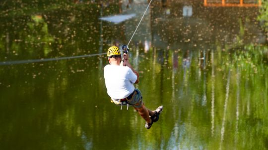 Adrenalina w Podkowińskim. Via ferrata i tyrolka w kamieniołomie hitem majówki!