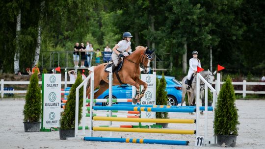 Adrenalina w siodle, elegancja na parkurze. Stajnia Kozłów zaprasza