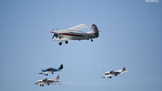Air Show 2023. Parada samolotów historycznych (wideo)