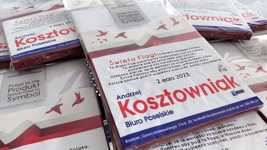 Akcja rozdawania flag w Pionkach i Kozienicach