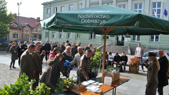 Akcja #sadziMY w Białobrzegach. Sadzonki drzew rozdawano na Placu Zygmunta Starego