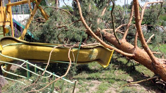AKTUALIZACJA: Trąba powietrzna, uszkodzone dachy