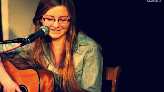 Aleksandra Jaworska i uczniowie z PSP nr 3 na "Muzycznych fontannach"