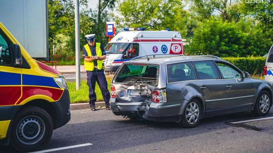 Ambulans uderzył w osobówkę