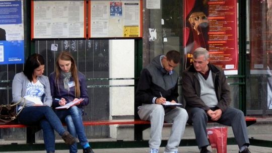 Ankieterzy przeprowadzają wywiady z pasażerami