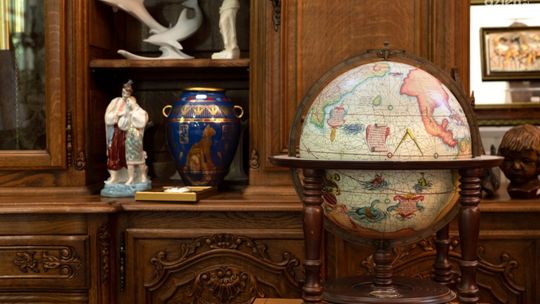 Antyki: zegar wiszący z drewnianą skrzynią. Jakie okazy czekają na Ciebie na giełdzie staroci?