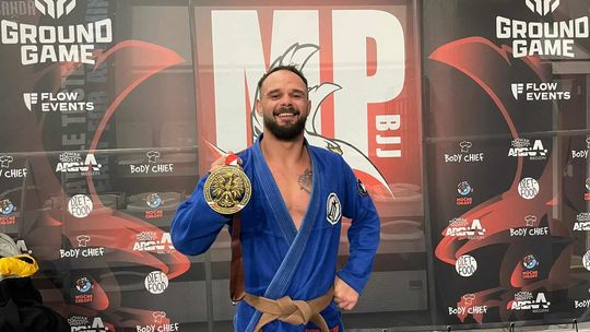 Aspirant Karol Kurembski z radomskiej policji ze złotym medalem na Mistrzostwach Polski w Brazylijskim Jiu-jitsu