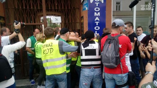 Atak na manifestacje KOD