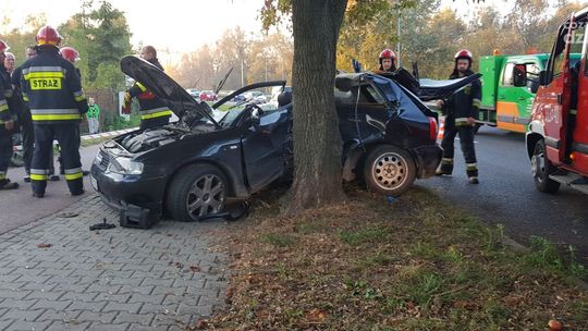 Audi wbiło się w drzewo. Utrudnienia na Maratońskiej.