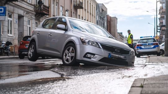 Auta wpadły w wyrwę. Awaria na ul. Kilińskiego