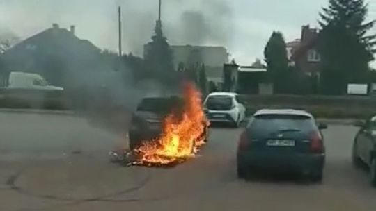Auto spłonęło doszczętnie [wideo]