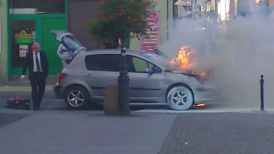 Auto stanęło w płomieniach w centrum Radomia! (ZDJĘCIA)