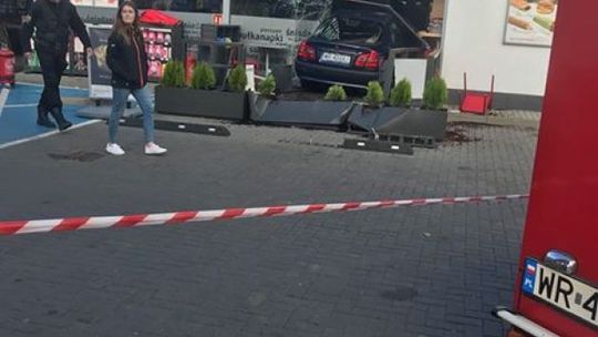 Auto z impetem wbiło się w stację benzynową!