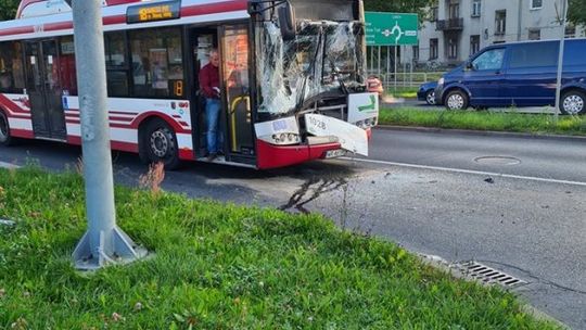 Autobus zderzył się z koparką