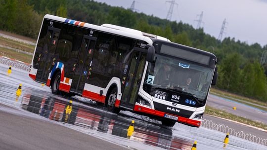 Autobusowi mistrzowie kierownicy. Pierwsze takie zawody odbyły się pod Radomiem Autobusowi mistrzowie kierownicy. Pierwsze takie zawody odbyły się pod Radomiem