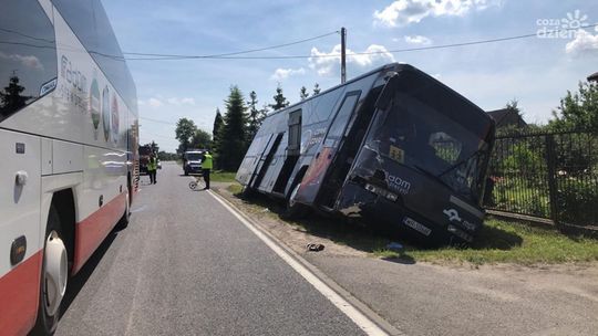 Autokar z dziećmi zderzył się z osobówką