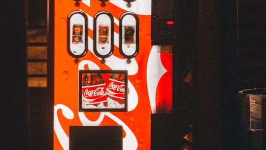Automaty z zimnymi napojami – idealne na lato