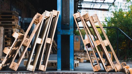 Automatyzacja transportu ciężkich ładunków: Klucz do optymalizacji przepływu palet w zakładzie produkcyjnym