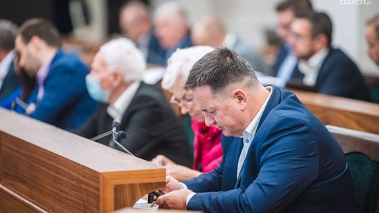 Awantura na sesji Rady Miejskiej. D. Wójcik do K. Frysztaka: "Czy to prawda, że pana nachlany ojciec jeździł samochodem?" 