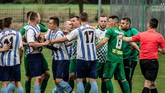 Awantura w Klasie A. Kibice chcieli pobić piłkarzy