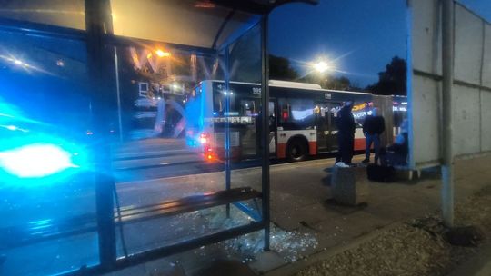 Awanturnik na przystanku. Poleciały szyby