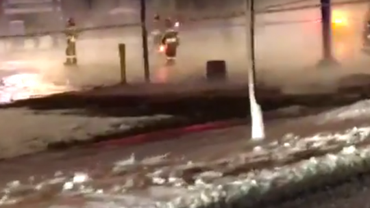 Awaria rury ciepłowniczej na skrzyżowaniu Toruńskiej i Wierzbickiej [wideo]