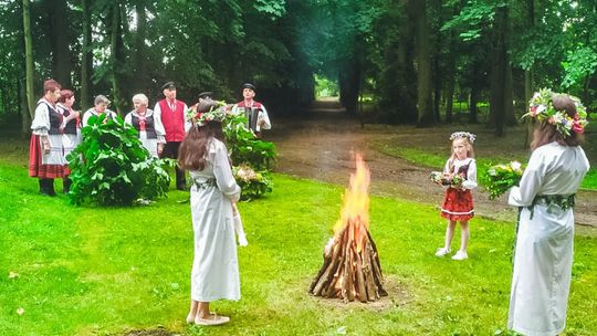 Barwny korowód w Czarnolesie. Hej, sobótka!