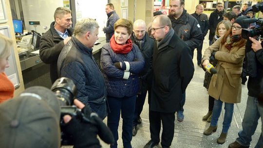 Beata Szydło pociągiem z Radomia do Warszawy