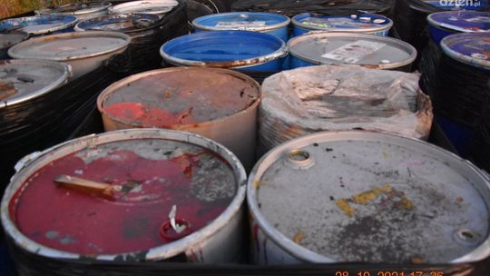 Beczki ze żrącymi substancjami w Michrówku