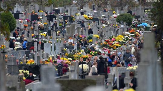 Będą dodatkowe kursy autobusów na cmentarz
