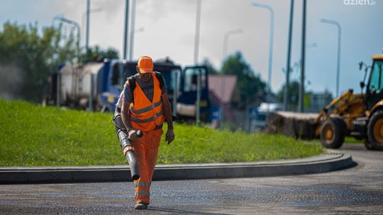 Będą wymieniać asfalt na rondzie kozienickim
