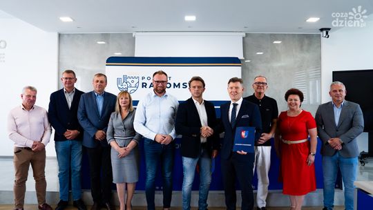 Będzie nowe rondo i rozbudowa dróg w gminie Jedlińsk. Właśnie podpisano umowę