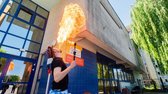 Będzie ogień! Pokaz kuglarski przed radomskim szpitalem 