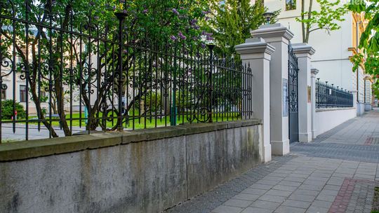 Będzie wymiana drugiej części ogrodzenia w Miejskiej Bibliotece Publicznej