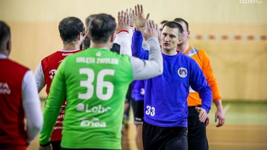 Beniaminek ze Zwolenia sprawił niespodziankę i w stolicy pokonał AZS UW. 