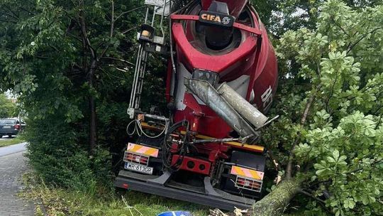 Betoniarka uderzyła w drzewo. Kierowca trafił do szpitala